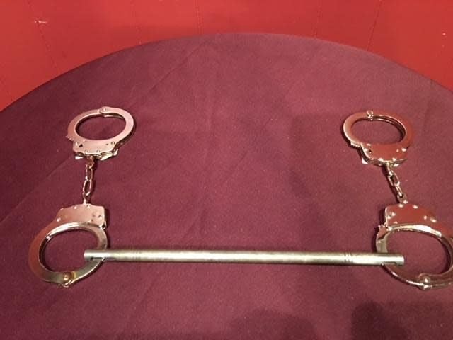 Handcuff Bar Escape by Ronjo